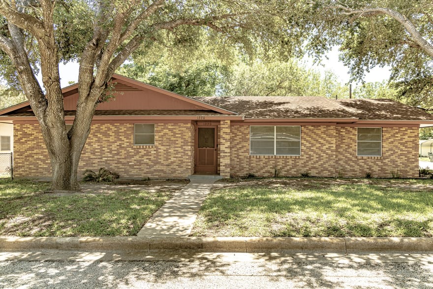1220 N Avenue I, Shiner, Texas