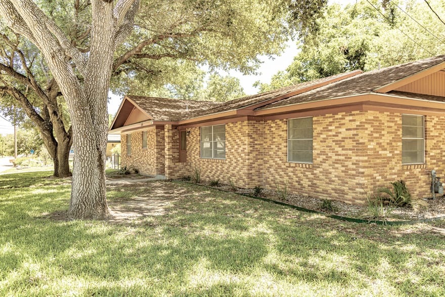 1220 N Avenue I, Shiner, Texas
