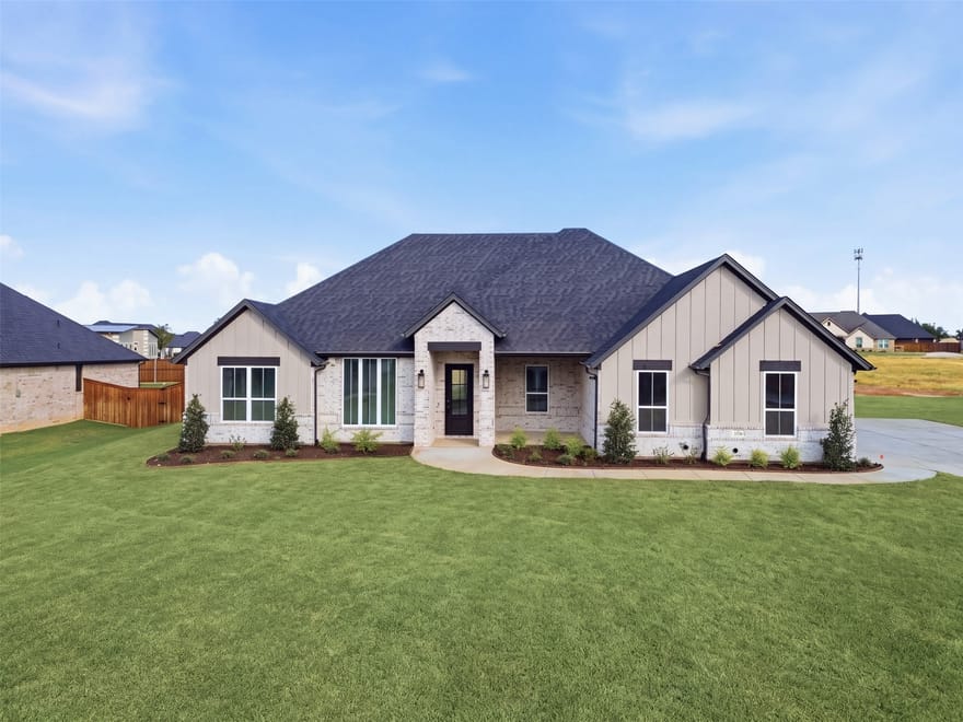 2120 Middlewood Circle, Granbury, Texas
