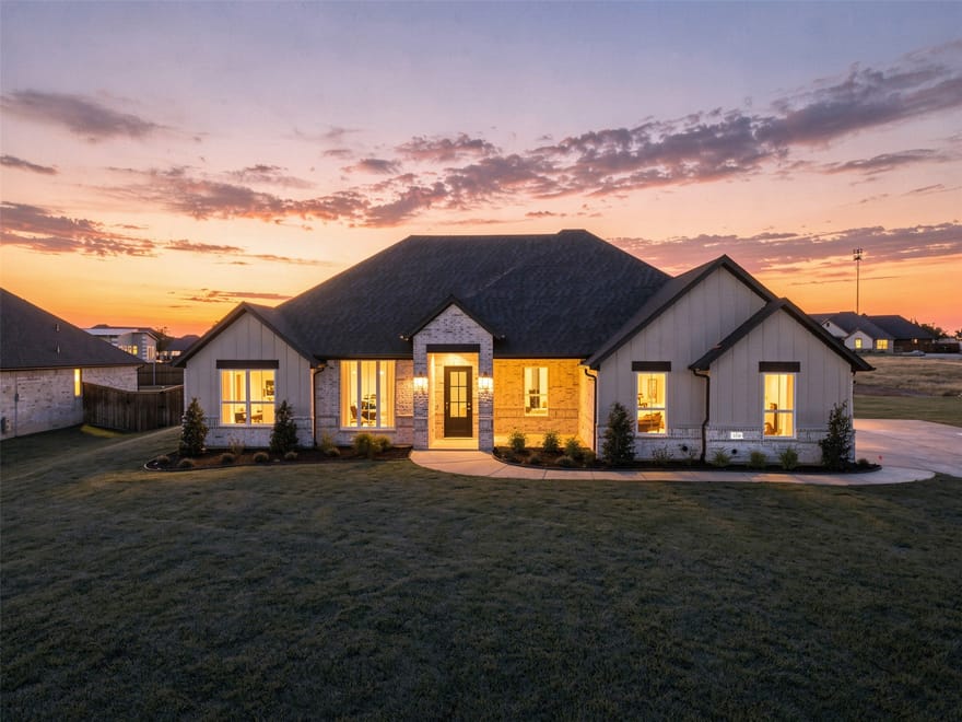 2120 Middlewood Circle, Granbury, Texas