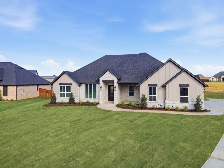 2120 Middlewood Circle, Granbury, Texas