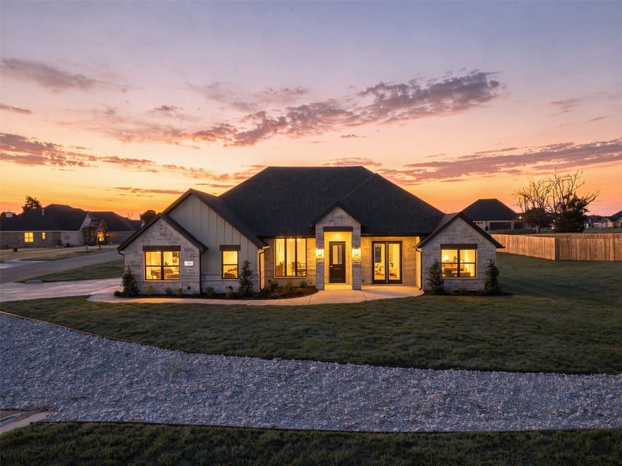2148 Middlewood Circle, Granbury, Texas