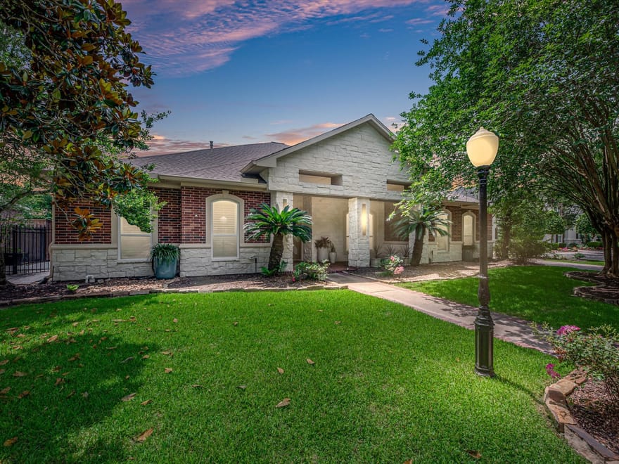 11 Marys Creek Lane, Friendswood, Texas