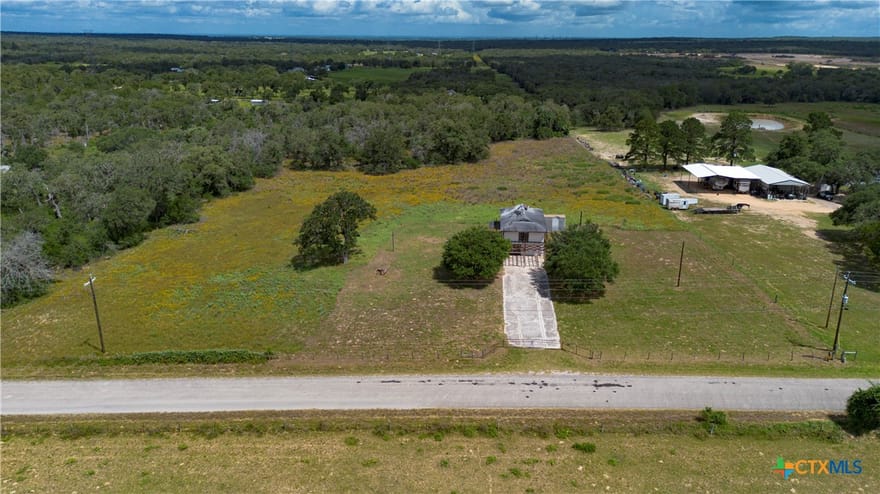 84 Longhorn Road, Stockdale, Texas