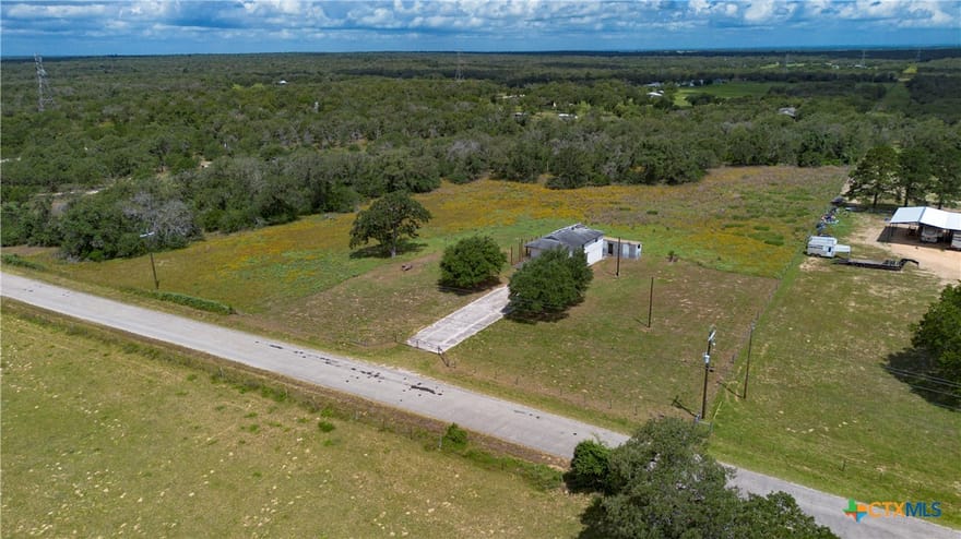 84 Longhorn Road, Stockdale, Texas