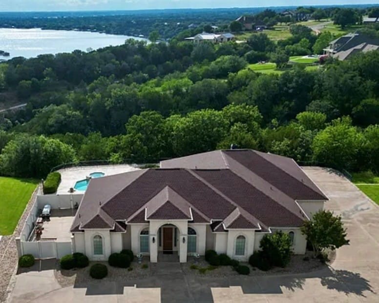 1614 Crow Creek Drive, Granbury, Texas