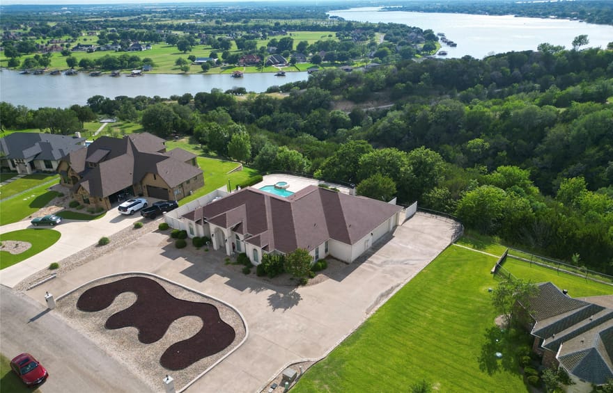1614 Crow Creek Drive, Granbury, Texas