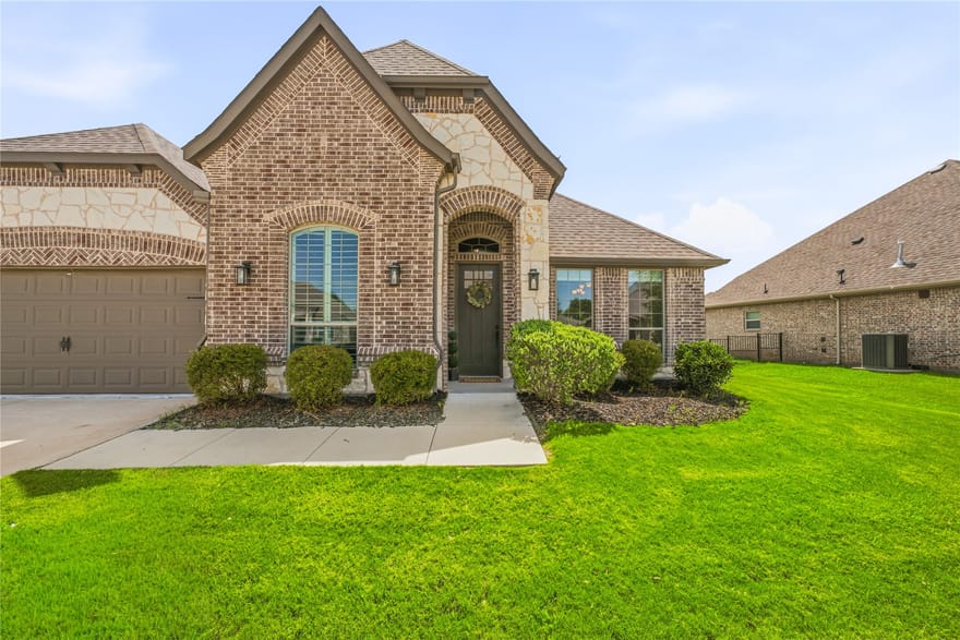1086 Mickelson Drive, Granbury, Texas