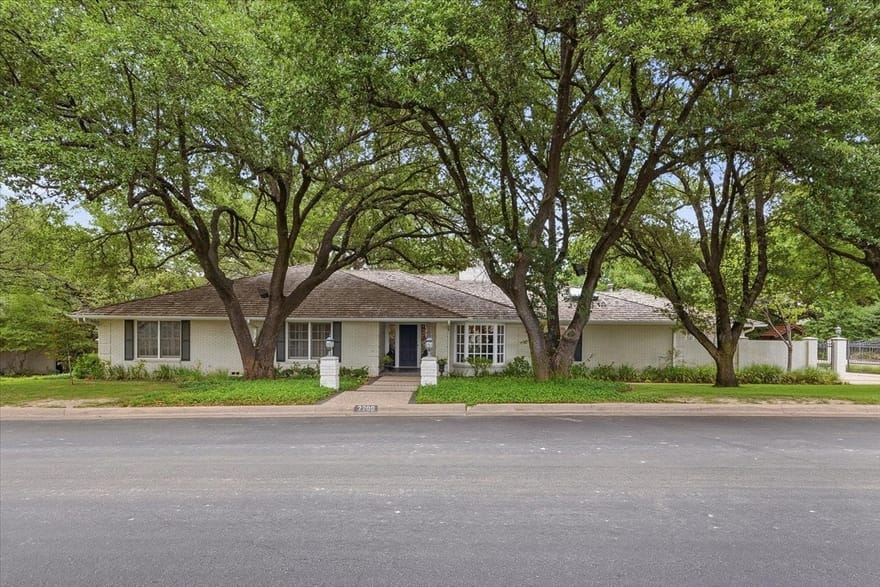 2209 Canterbury Drive, Westover Hills, Texas