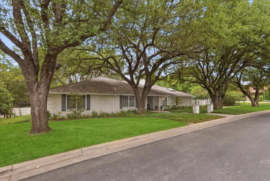 2209 Canterbury Drive, Westover Hills, Texas