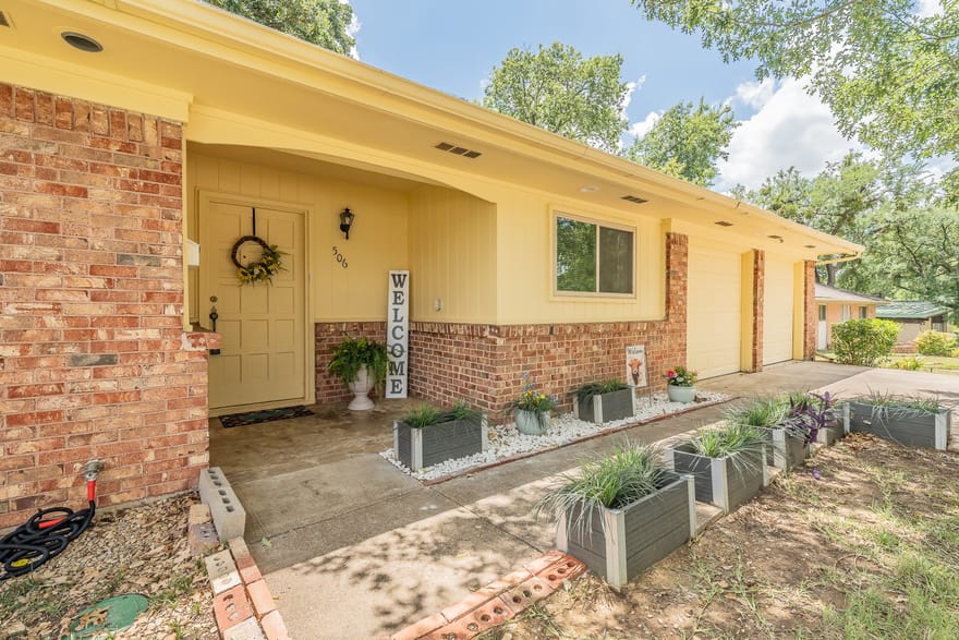 506 E Huitt Lane, Euless, Texas