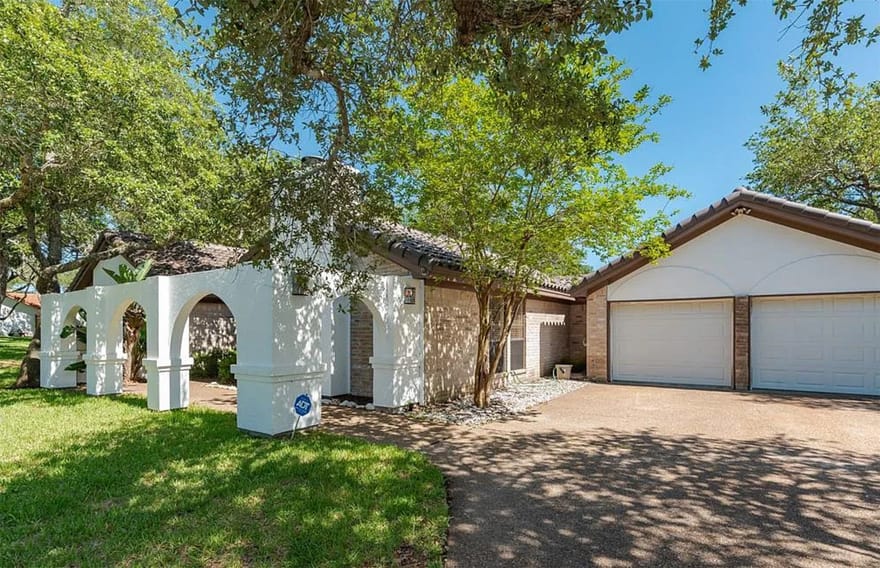 3111 Traylor Boulevard, Rockport, Texas