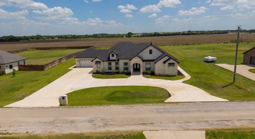 8224 Harvest Drive, Grandview, Texas