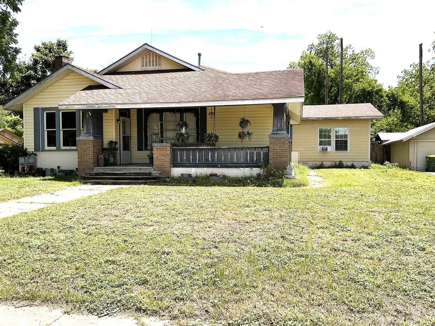 1026 Saint Paul Street, Gonzales, Texas