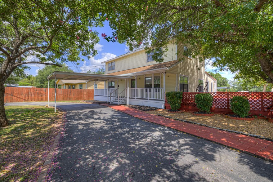 580 E Zipp Road, New Braunfels, Texas