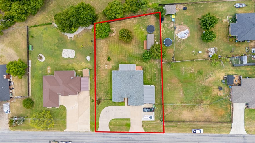 1305 E Apache Trail, Granbury, Texas