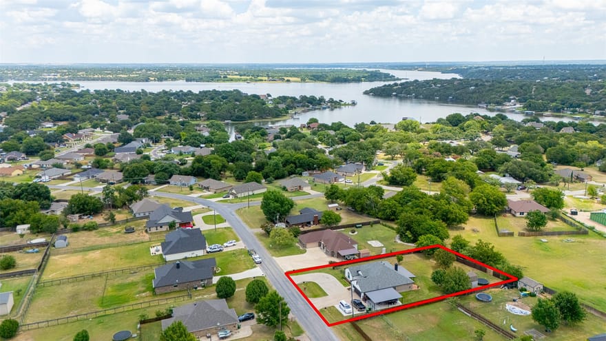 1305 E Apache Trail, Granbury, Texas