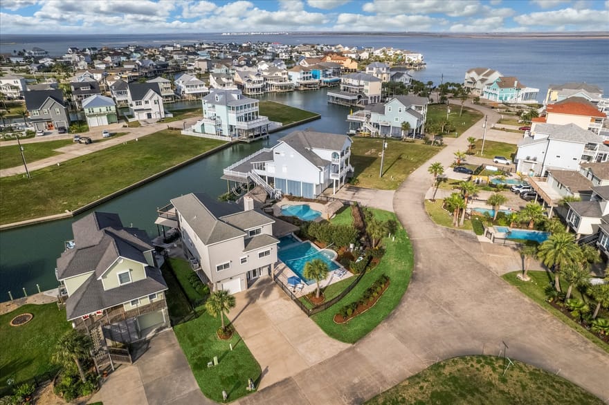 519 Westerly Drive, Tiki Island, Texas