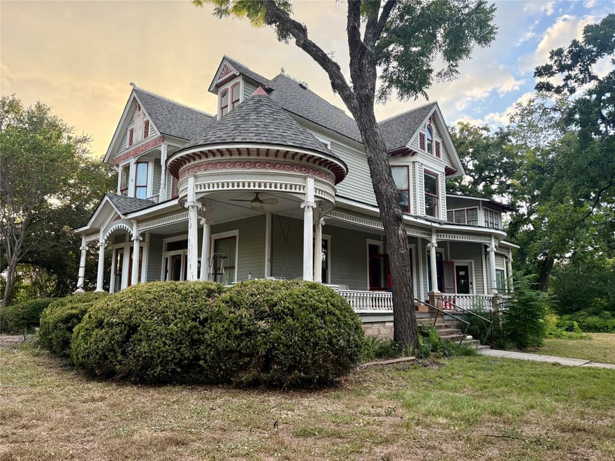 221 E Bridge Street, Granbury, Texas