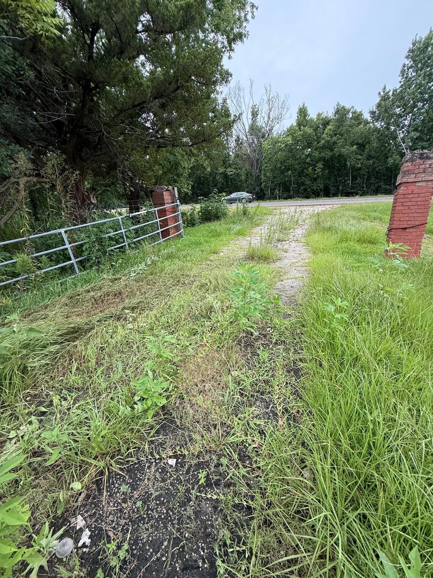 606 Highway 90, Ames, Texas