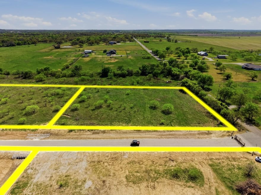 1400 Weston Ridge, Grandview, Texas