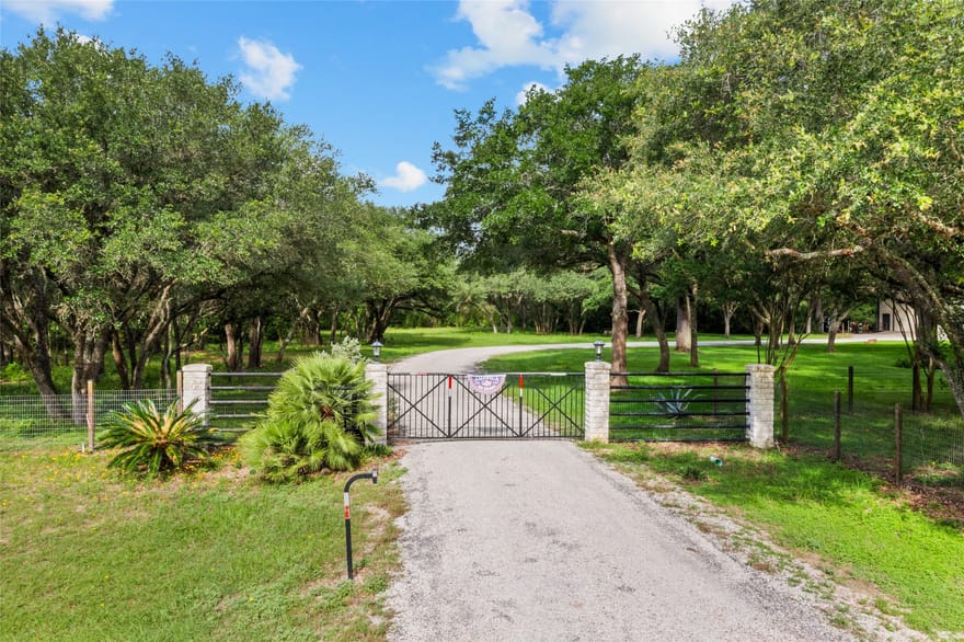 801 Treasure Oaks Road, Inez, Texas