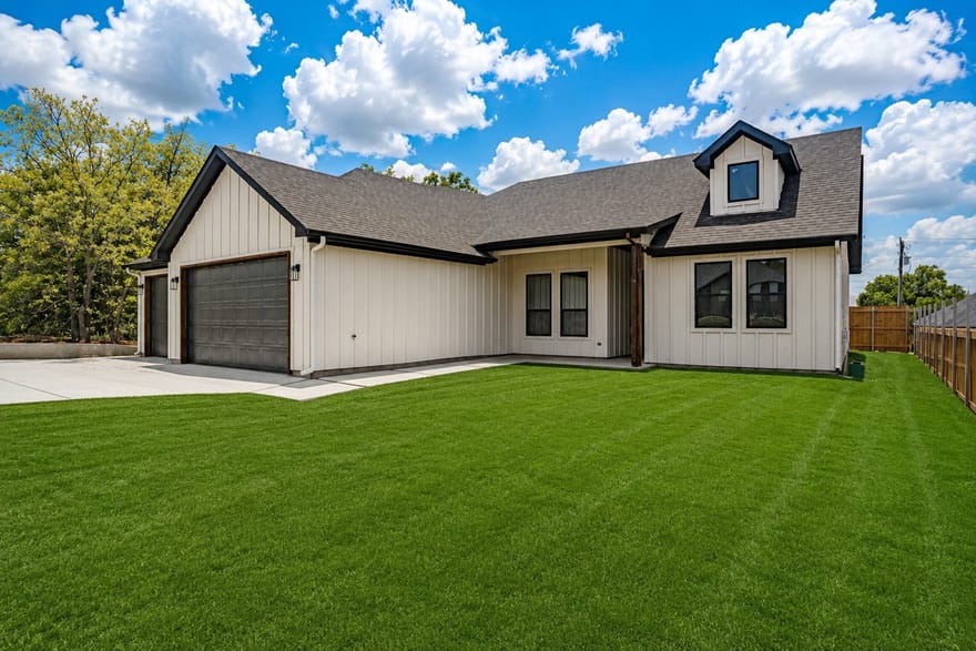 5712 Stonegate Circle, Granbury, Texas