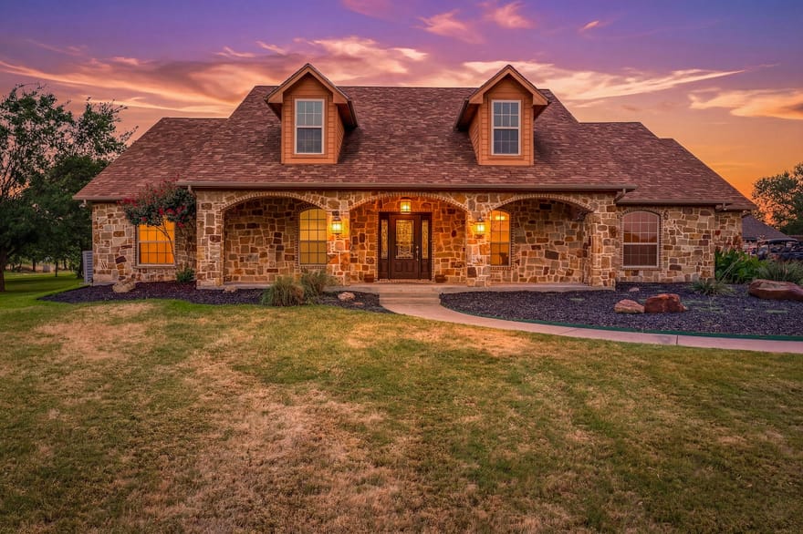910 Mallard Pointe Drive, Granbury, Texas