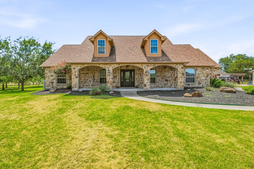 910 Mallard Pointe Drive, Granbury, Texas