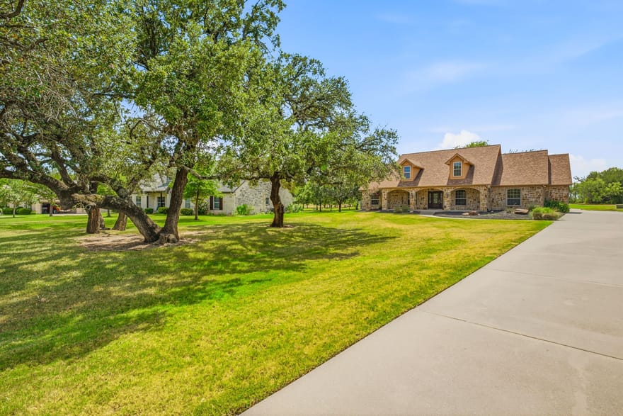 910 Mallard Pointe Drive, Granbury, Texas