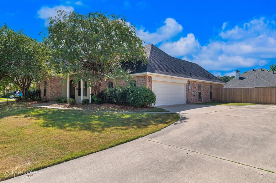 423 Hidden Oaks Circle, Shreveport, Louisiana