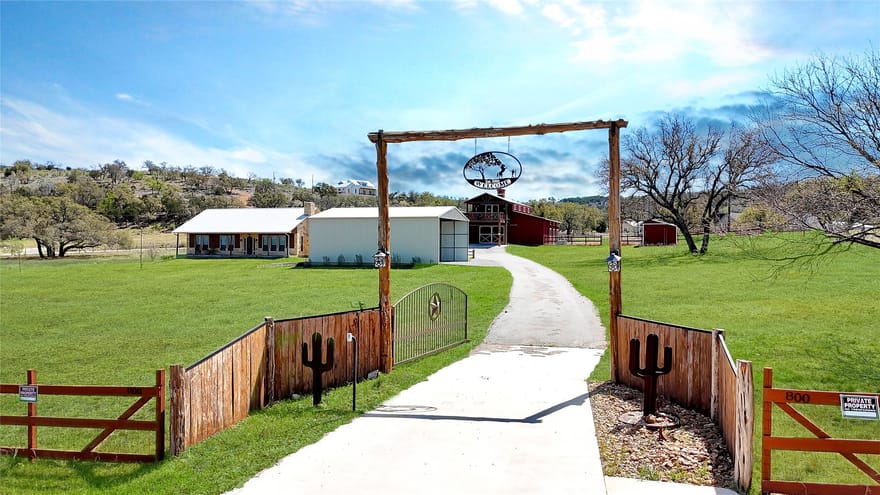 800 Quarter Horse Circle, Kingsland, Texas