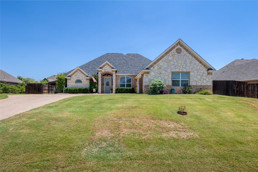 2821 Willow Ridge Circle, Granbury, Texas