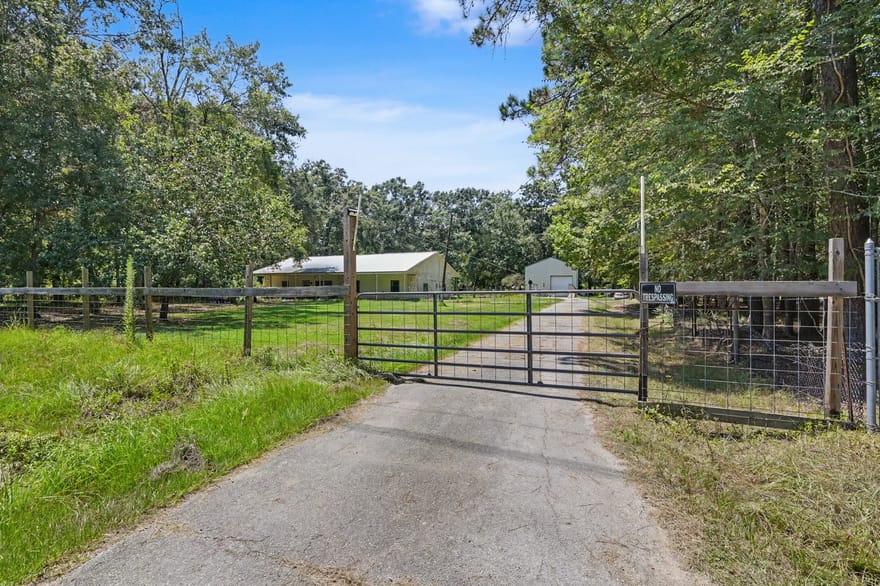 692 County Road 3371, Cleveland, Texas
