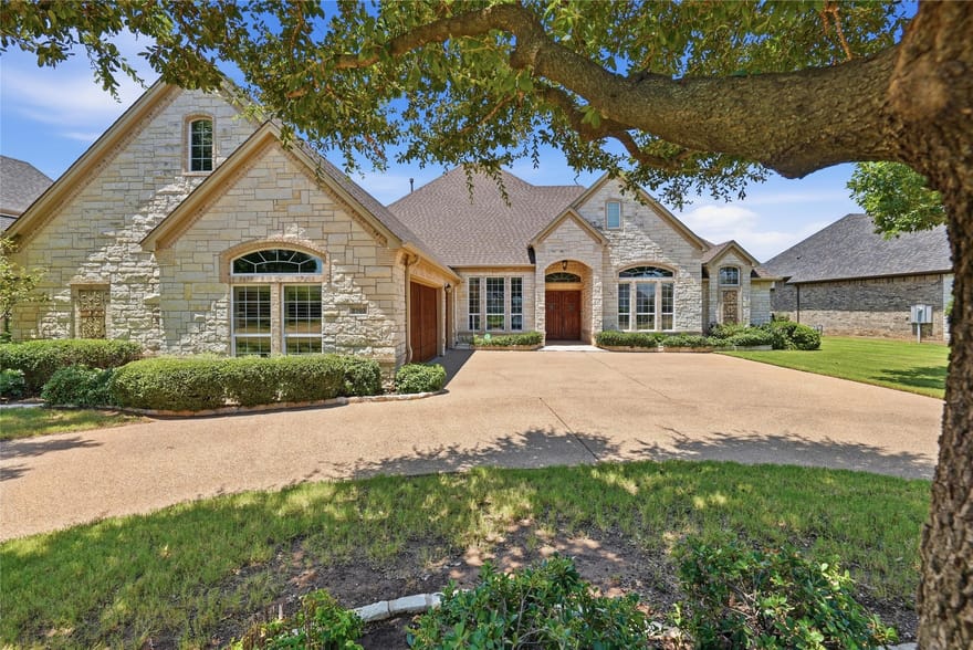 2703 Waters Edge Drive, Granbury, Texas