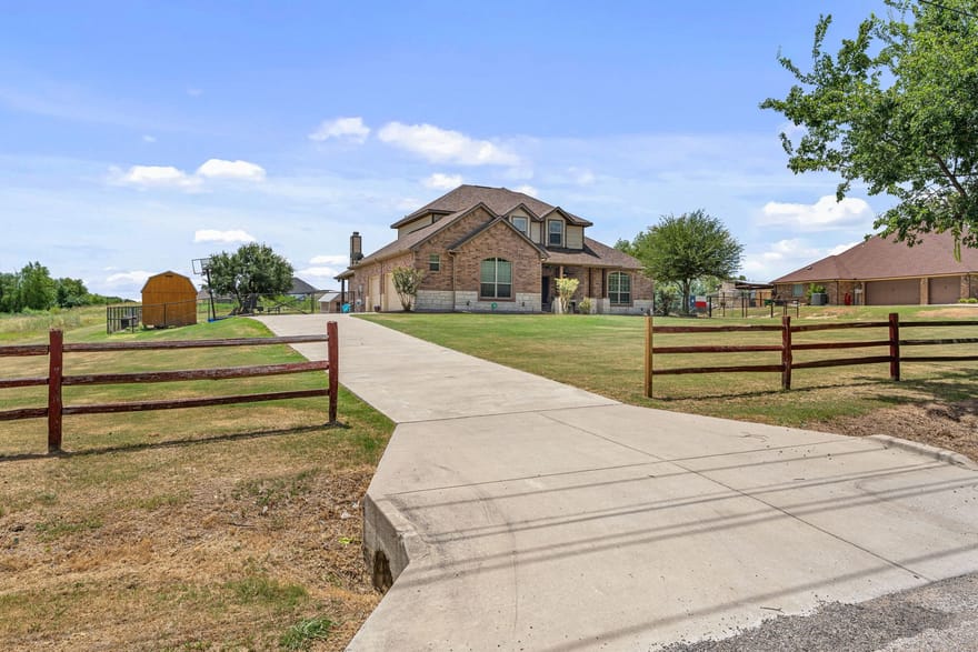 8909 County Road 915, Godley, Texas