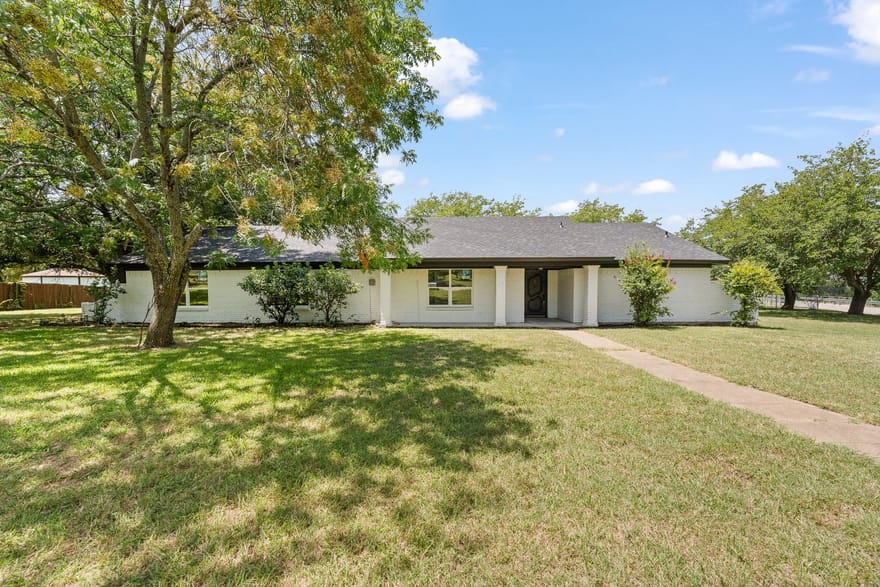 202 Roaring Springs Drive, Joshua, Texas