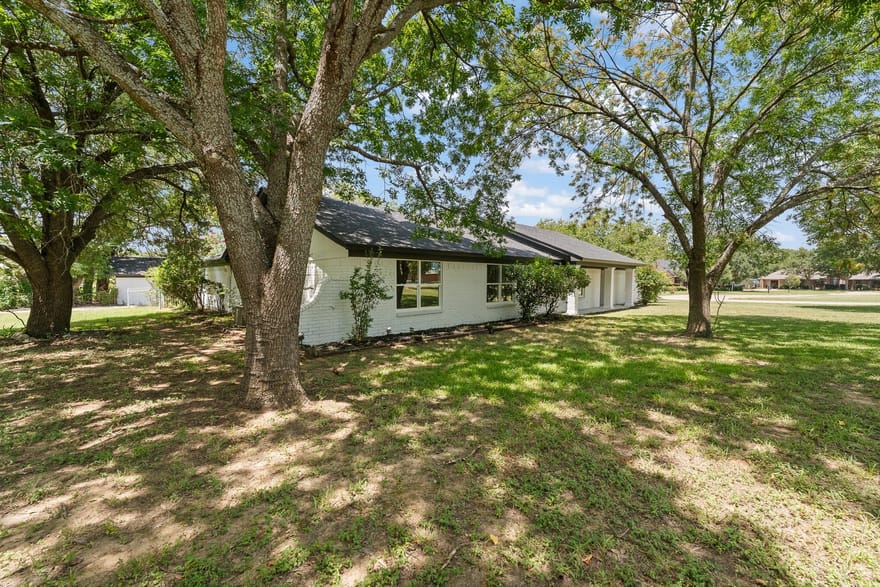202 Roaring Springs Drive, Joshua, Texas