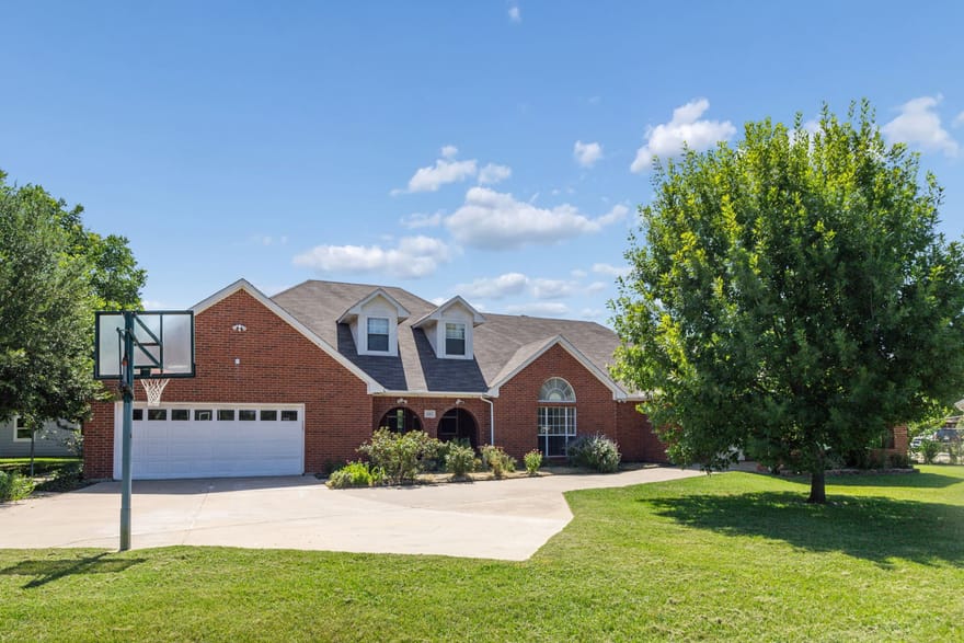 2412 Chickering Road, Cleburne, Texas