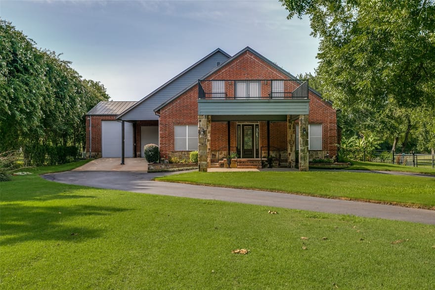 1290 Fox Lane, Burleson, Texas