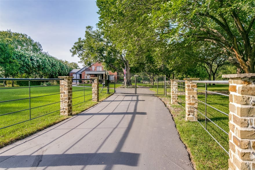 1290 Fox Lane, Burleson, Texas