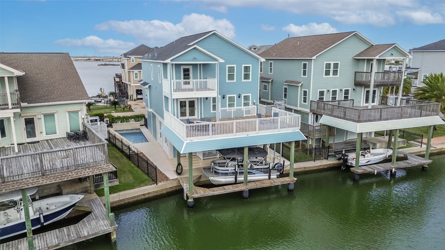 429 Jeanie Lynne Circle, Tiki Island, Texas