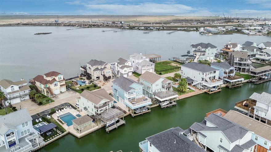 429 Jeanie Lynne Circle, Tiki Island, Texas