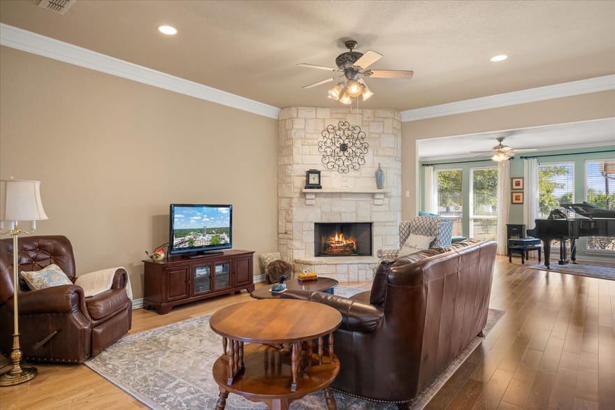 2101 W Emerald Bend Court, Granbury, Texas