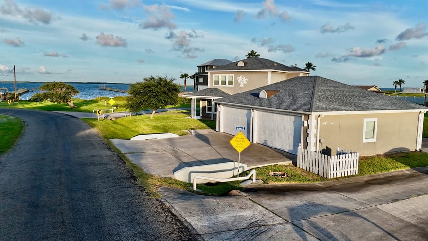 102 Smith Cove Road, Rockport, Texas