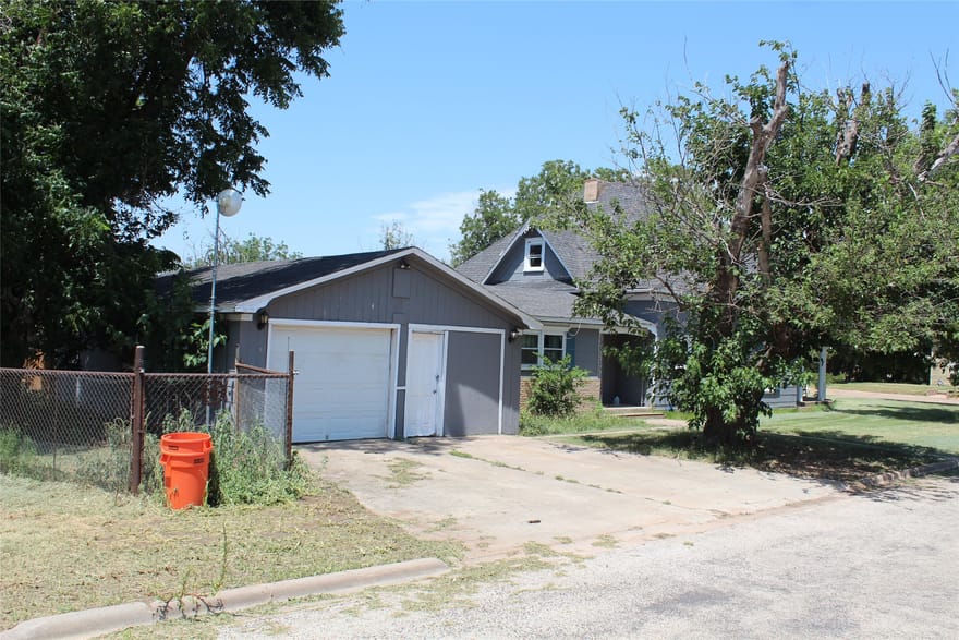 461 S 9th Avenue, Munday, Texas