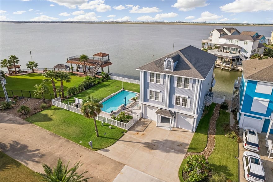426 Sunset Circle, Tiki Island, Texas