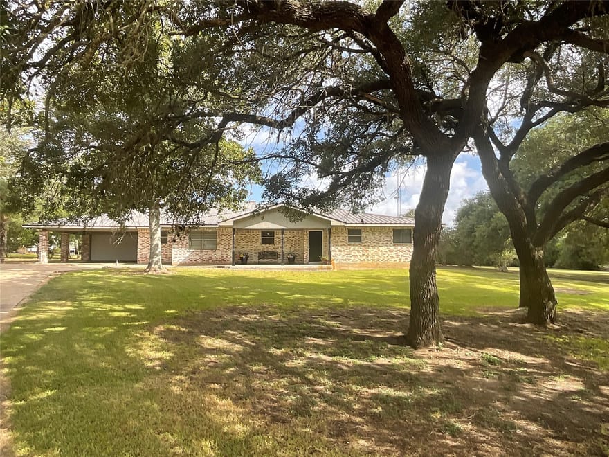 1672 Fm 318, Hallettsville, Texas