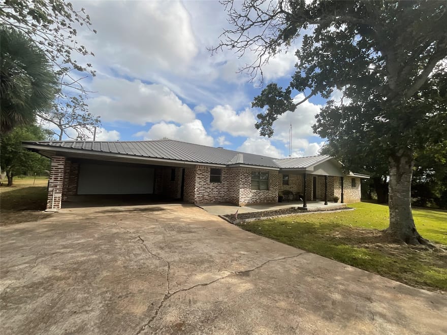 1672 Fm 318, Hallettsville, Texas