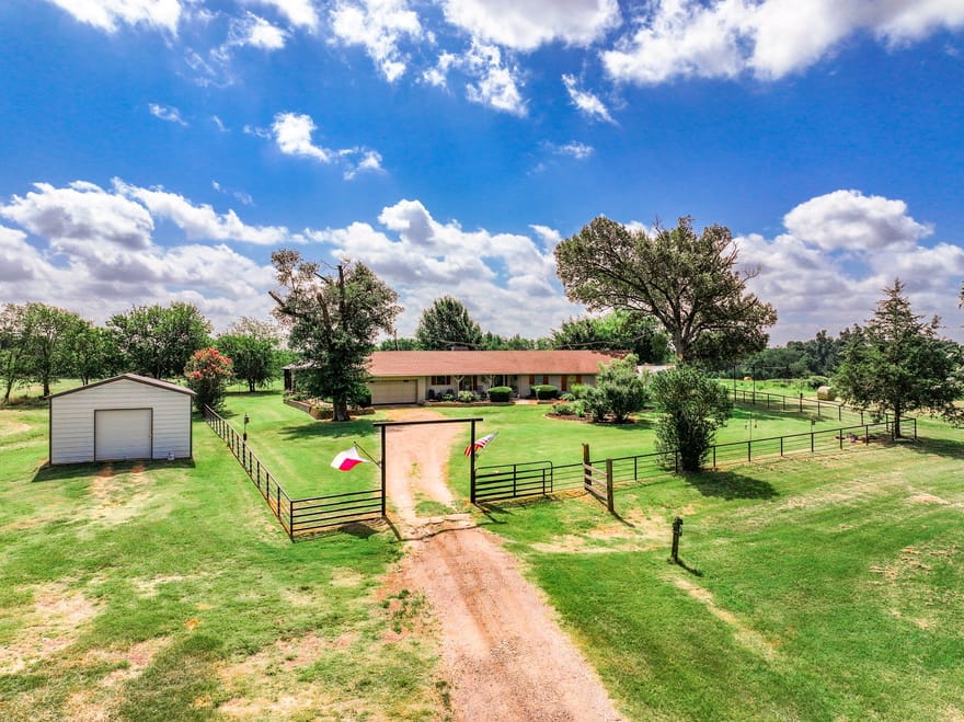 8727 S Fm 69, Como, Texas